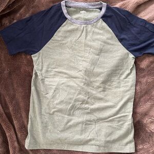 Old Navy t-shirt - size L (10-12)